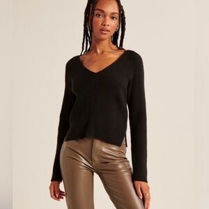 NWOT Abercrombie & Fitch LuxeLoft V-Neck Sweater in Black Size M